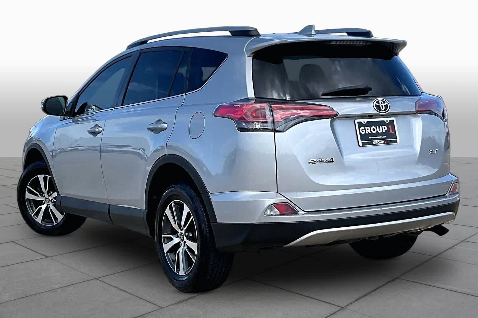 Used 2018 Toyota RAV4 XLE FWD image 12