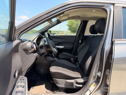 Used 2019 Nissan Kicks SV FWD image 2