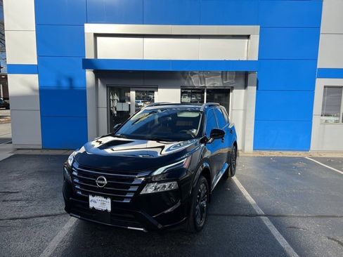 Used 2024 Nissan Rogue Platinum w/ Platinum Premium Package image 2