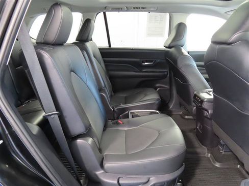 Used 2025 Toyota Grand Highlander AWD image 36