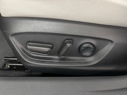 Used 2022 Toyota Camry SE image 9