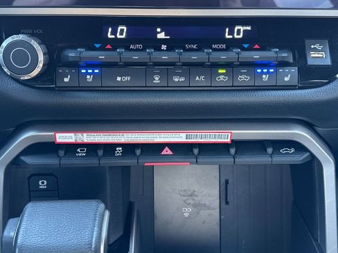 Used 2025 Toyota Tundra Limited AWD/4WD image 17
