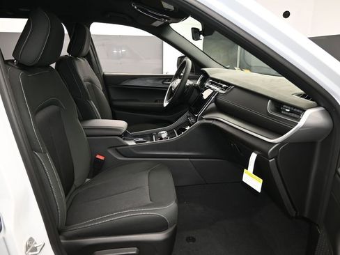 Used 2025 Jeep Grand Cherokee Laredo image 38