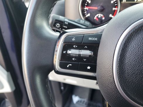 Certified 2024 Kia Carnival LX image 30