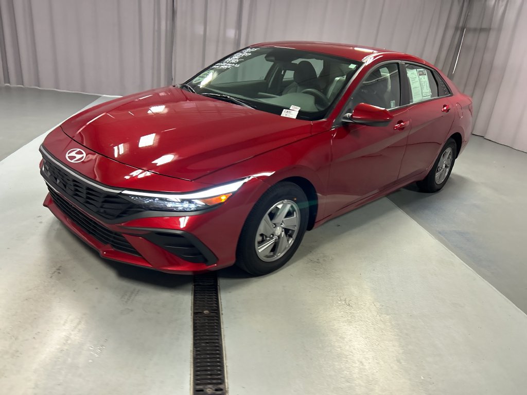 Used 2025 Hyundai Elantra SE FWD image 3