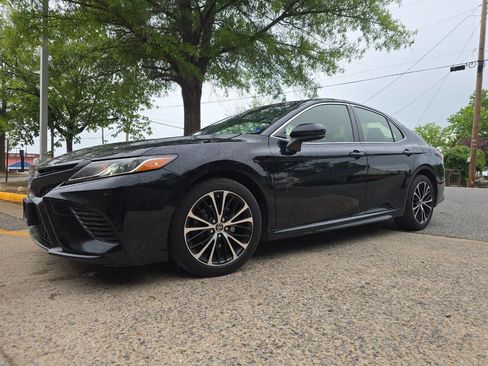 Used 2018 Toyota Camry SE FWD image 6