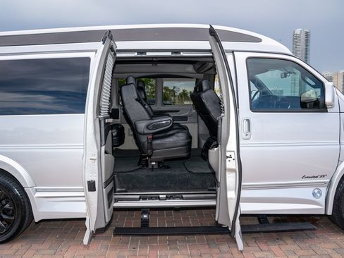 Used 2022 GMC Savana 2500 Extended RWD image 36