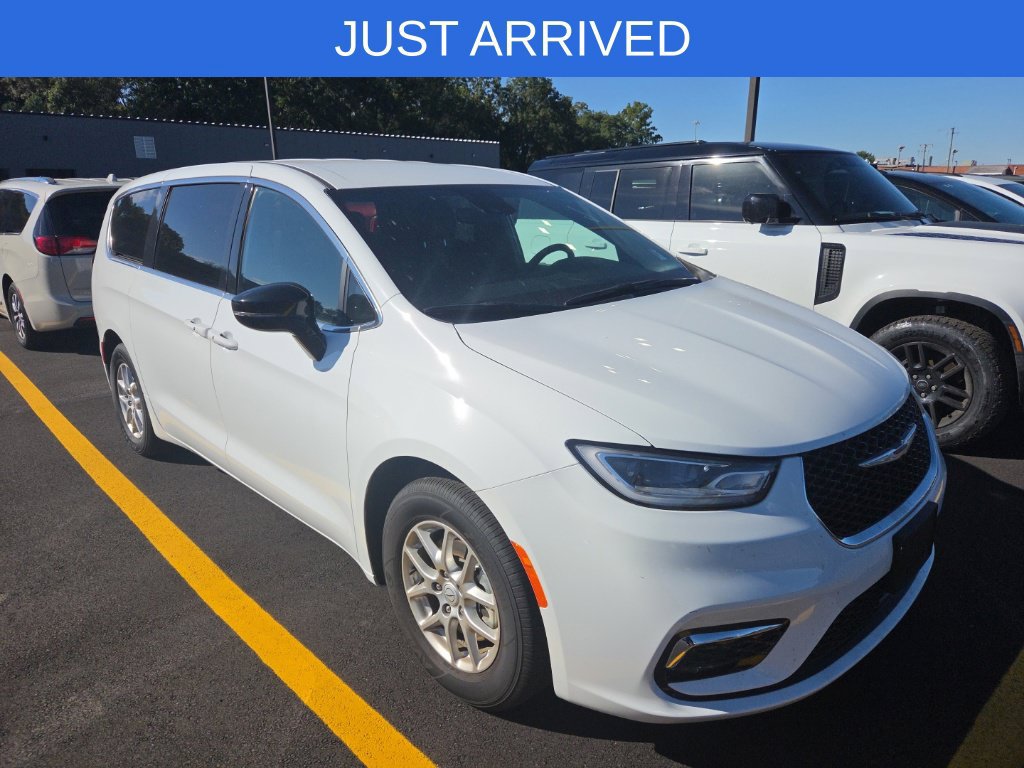 Used 2026 Chrysler Pacifica Select FWD image 1