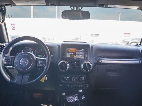 Used 2017 Jeep Wrangler Unlimited Sahara w/ Connectivity Group AWD/4WD image 13