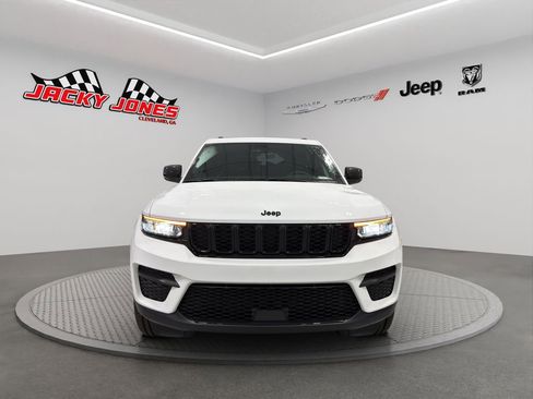 New 2025 Jeep Grand Cherokee Altitude image 13