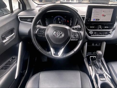 Used 2025 Toyota Corolla Cross XLE FWD image 6