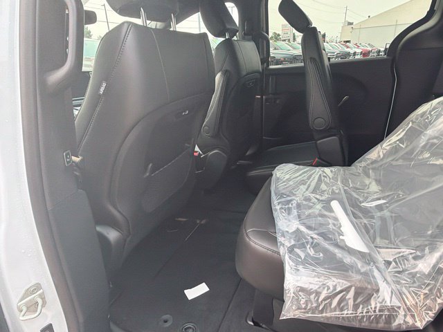 New 2027 Chrysler Pacifica Select AWD/4WD image 16