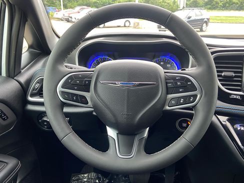 Used 2025 Chrysler Pacifica Select FWD image 20