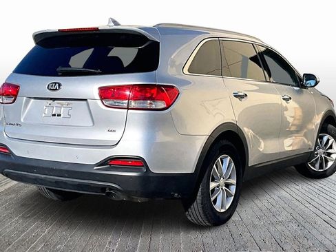 Used 2018 Kia Sorento LX image 9