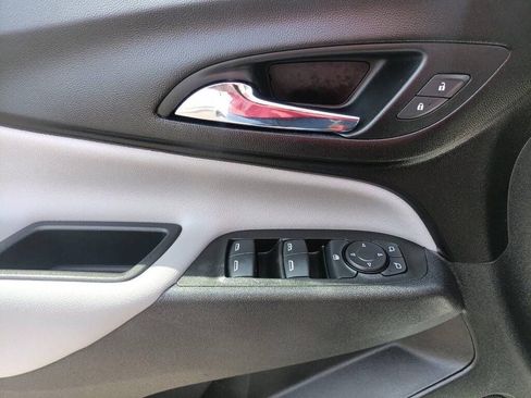 Used 2021 Chevrolet Equinox LT w/ Driver Convenience Package image 17