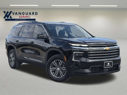 Used 2025 Chevrolet Traverse LT FWD image 1