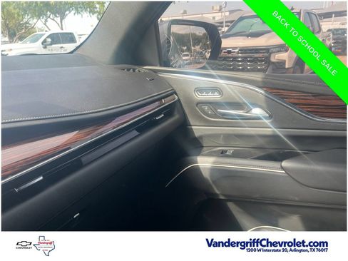 Used 2021 Cadillac Escalade ESV Premium Luxury AWD/4WD image 17