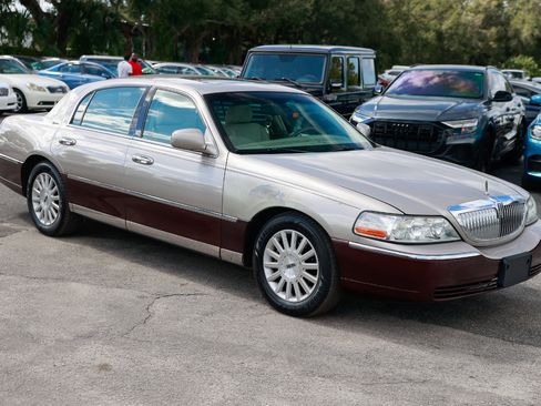 Used 2003 Lincoln Town Car Signature image 15