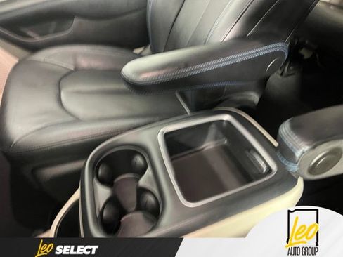 Used 2021 Chrysler Pacifica Touring-L FWD image 25