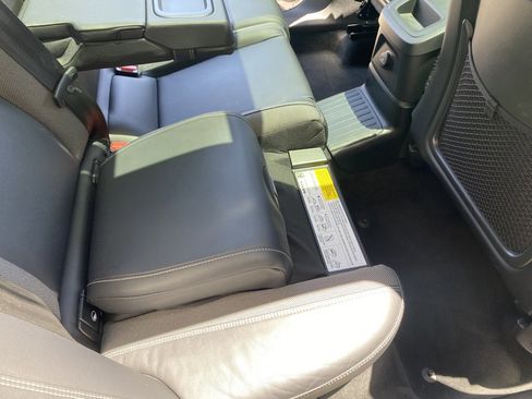 Used 2022 Volvo XC60 T8 R-Design w/ Advanced Package image 25