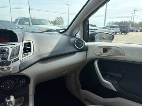 Used 2013 Ford Fiesta SE image 16
