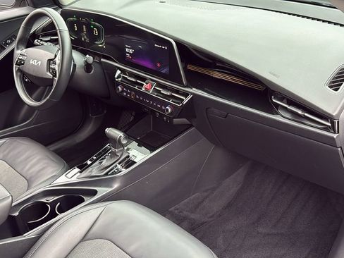 Used 2023 Kia Niro EX image 29