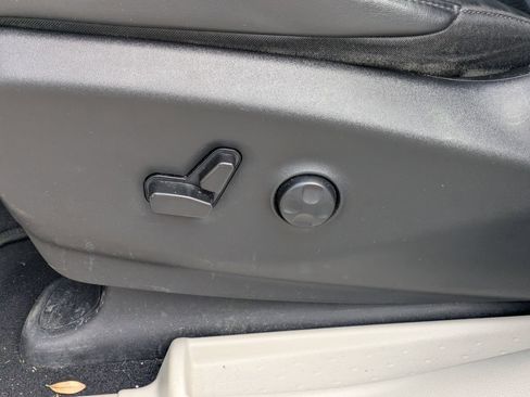 Used 2023 Chrysler Pacifica Touring-L FWD image 25