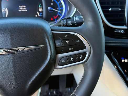 Used 2024 Chrysler Pacifica Select image 18