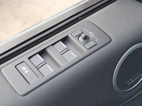 Used 2025 Land Rover Discovery S image 23