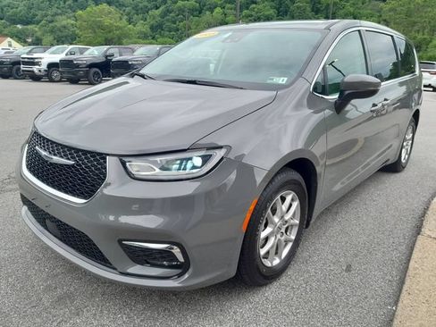 Used 2023 Chrysler Pacifica Touring-L FWD image 5
