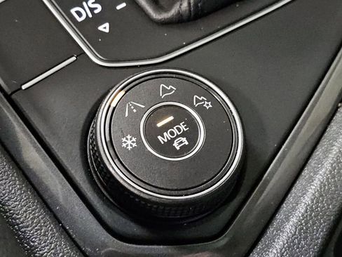 Used 2020 Volkswagen Tiguan SEL AWD/4WD image 11