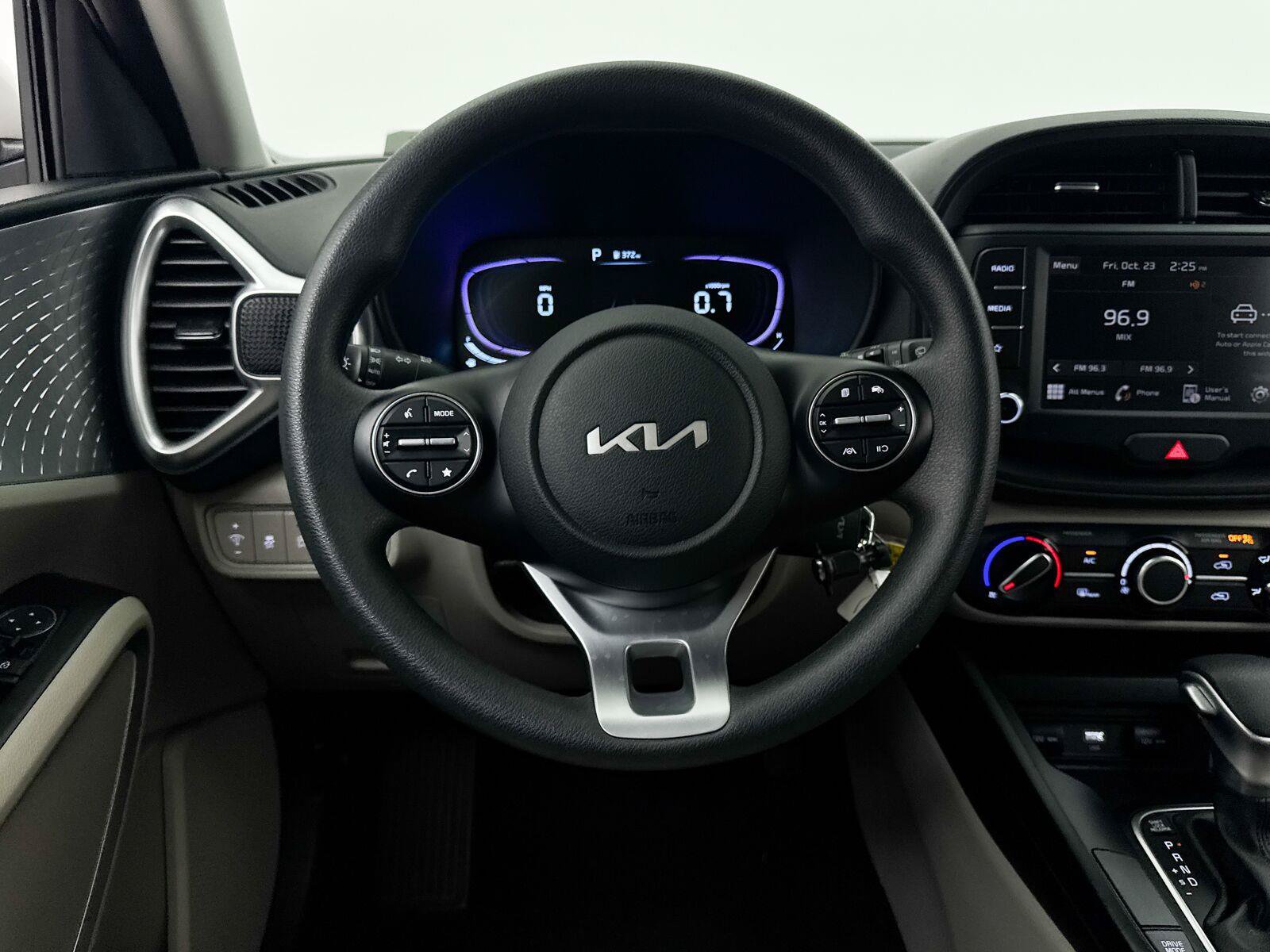 Used 2025 Kia Soul LX w/ LX Technology Package FWD image 3
