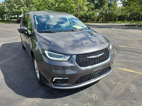 Used 2023 Chrysler Pacifica Touring-L FWD image 8
