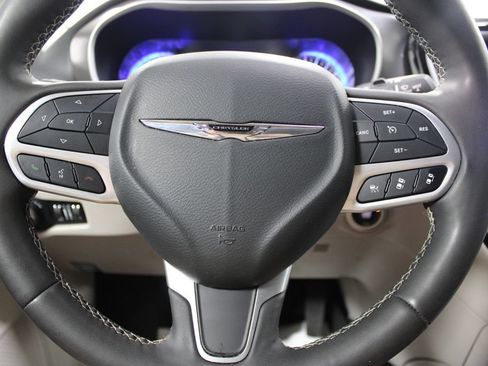 Used 2024 Chrysler Pacifica Touring-L FWD image 40