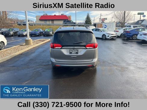 Used 2018 Chrysler Pacifica Touring-L image 12