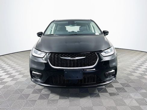 Certified 2024 Chrysler Pacifica Limited image 4