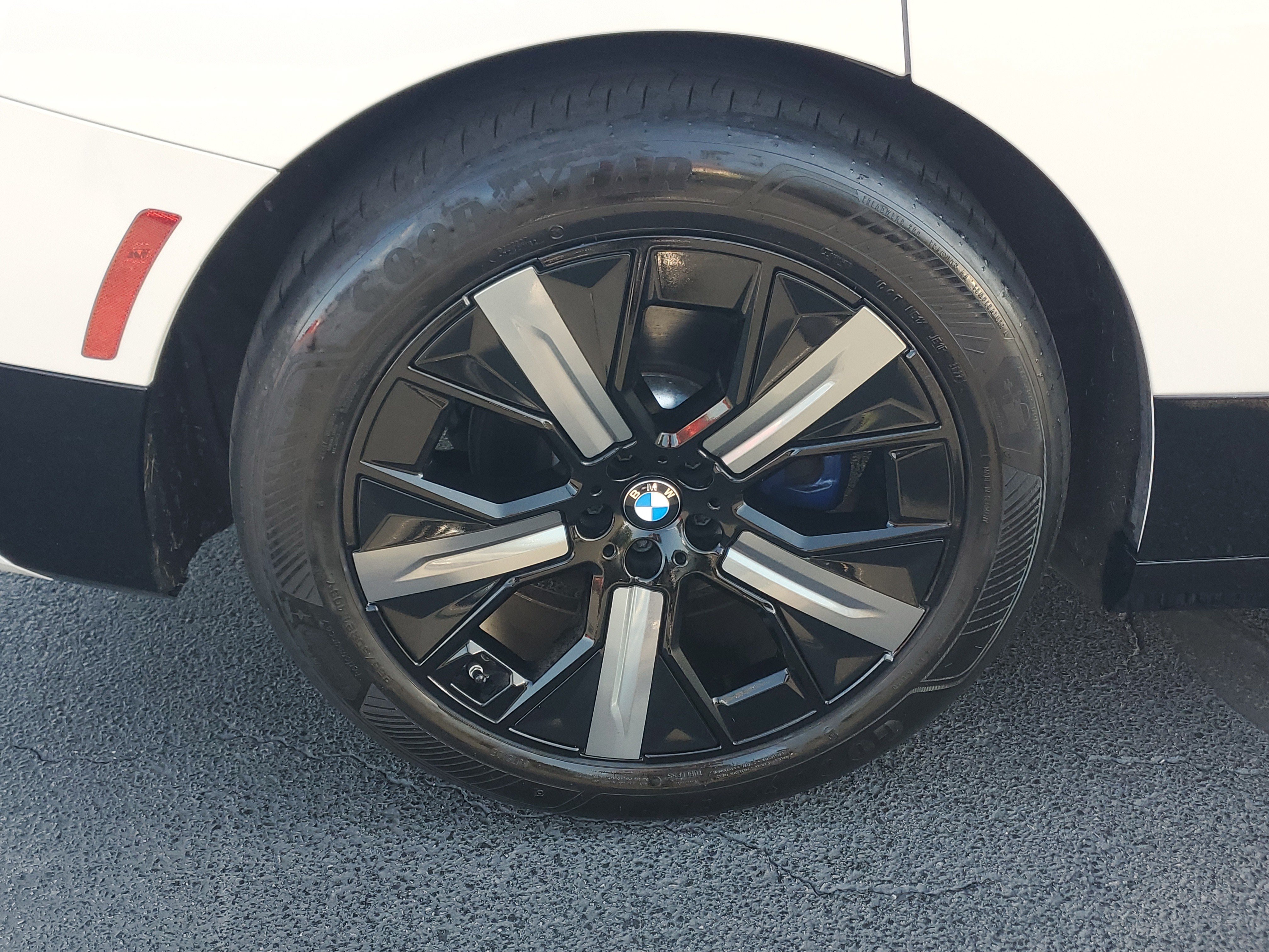 Used 2022 BMW iX xDrive50 w/ Premium Package AWD/4WD image 6