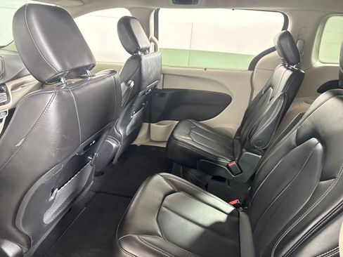 Used 2023 Chrysler Pacifica Touring-L FWD image 24