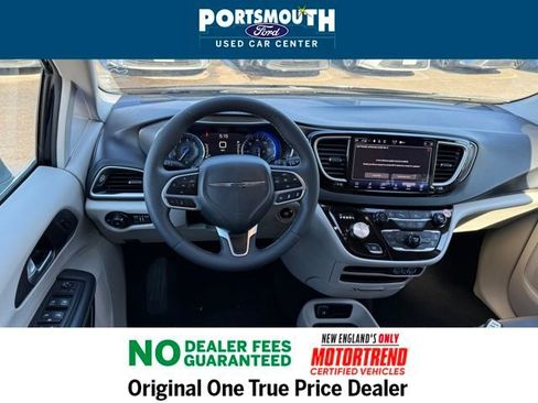 Used 2024 Chrysler Pacifica Touring-L image 7