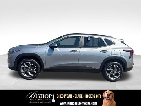 Used 2025 Chevrolet Trax LT FWD image 8