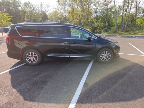 Used 2020 Chrysler Pacifica Touring-L FWD image 4