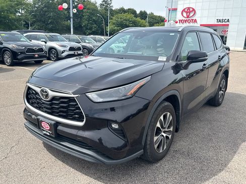 Used 2022 Toyota Highlander XLE AWD/4WD image 3
