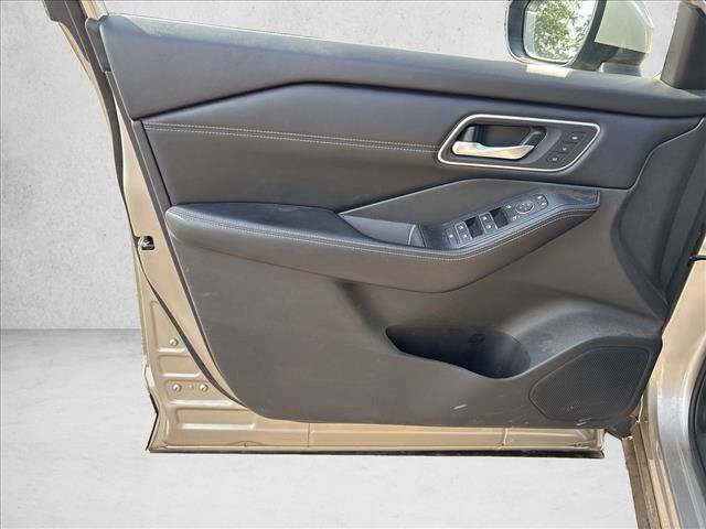 Used 2025 Nissan Rogue Platinum FWD image 11