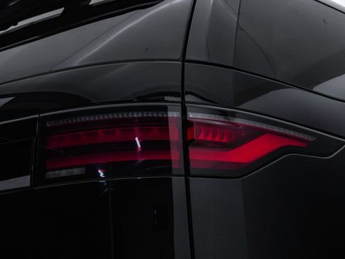 Used 2025 Land Rover Discovery S image 13