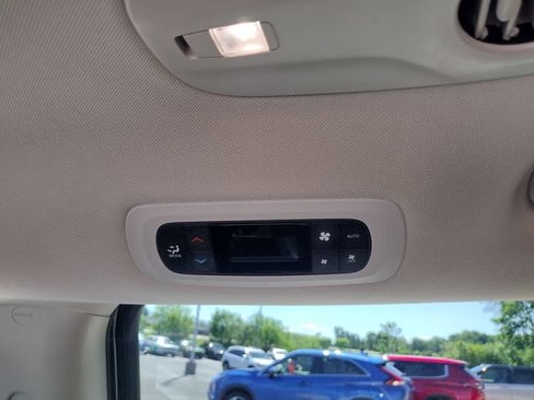 Used 2023 Chrysler Pacifica Touring-L FWD image 24