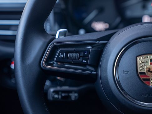 Certified 2023 Porsche Macan S AWD/4WD image 7