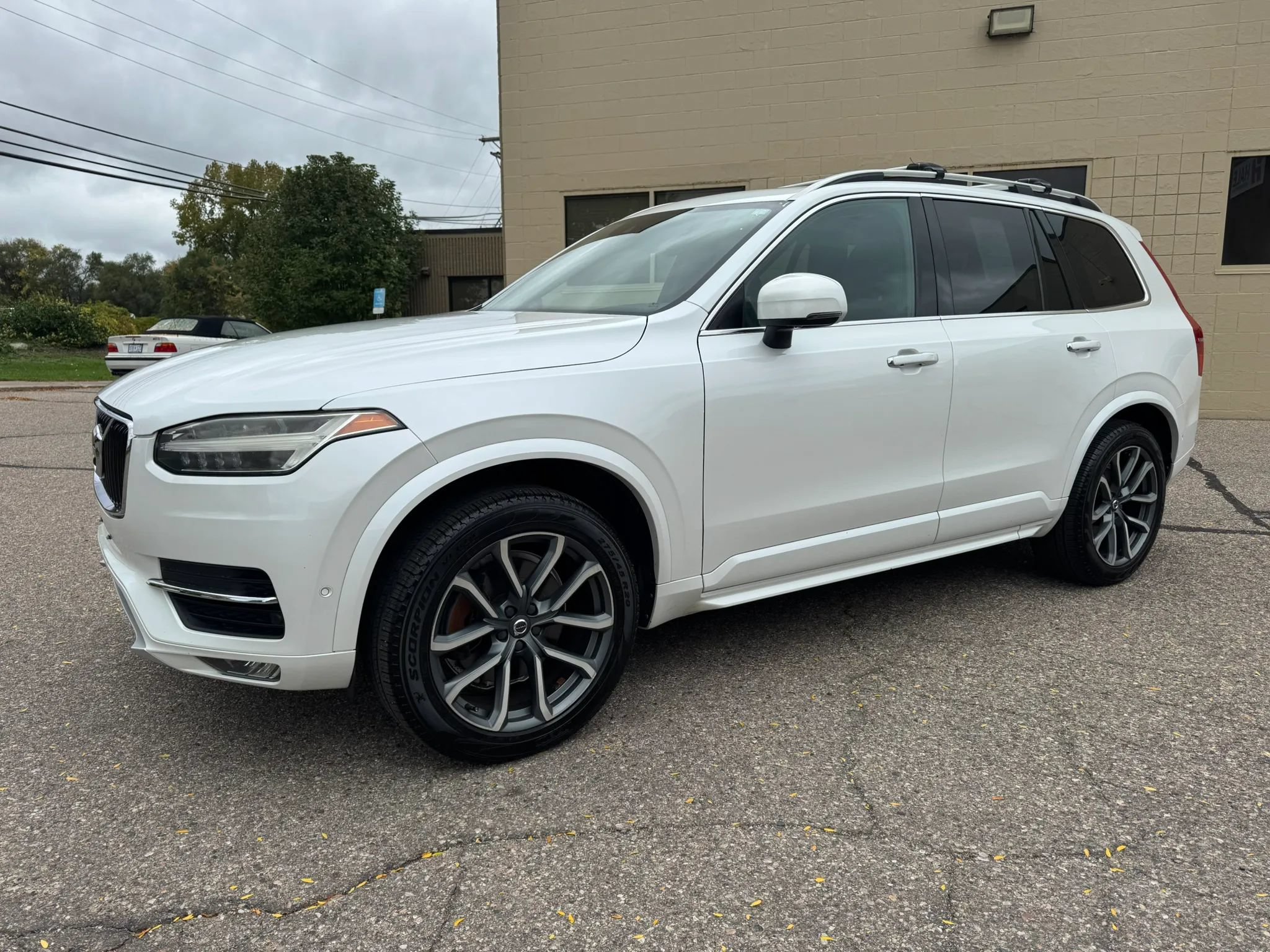 Used 2017 Volvo XC90 T6 Momentum w/ Vision Package AWD/4WD image 4