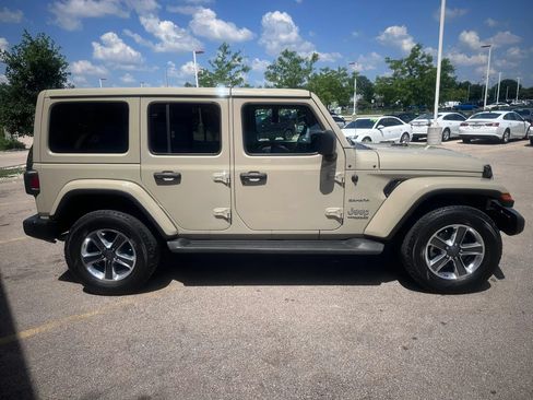 Used 2022 Jeep Wrangler Unlimited Sahara w/ Cold Weather Group AWD/4WD image 4