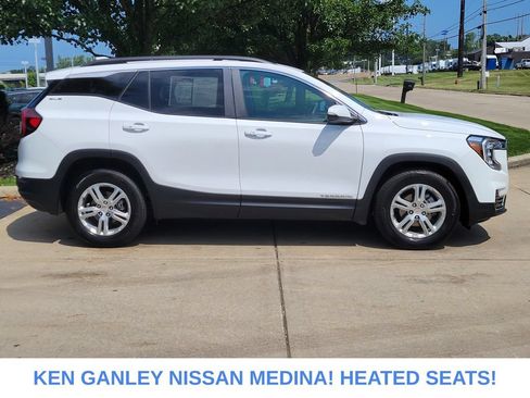 Used 2024 GMC Terrain SLE w/ Driver Convenience Package FWD image 2