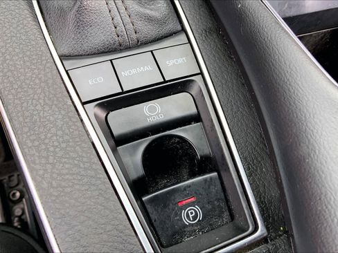 Used 2022 Toyota Avalon XLE w/ Moonroof Package image 33